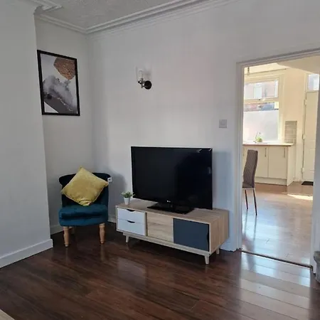 Cosy 3 Bedroom House In Beeston, Leeds, Ls11 7jp