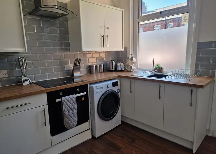 Cosy 3 Bedroom House In Beeston, Leeds, Ls11 7jp Vakantiehuis