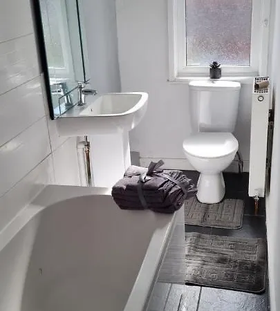 Cosy 3 Bedroom House In Beeston, Leeds, Ls11 7jp 度假居