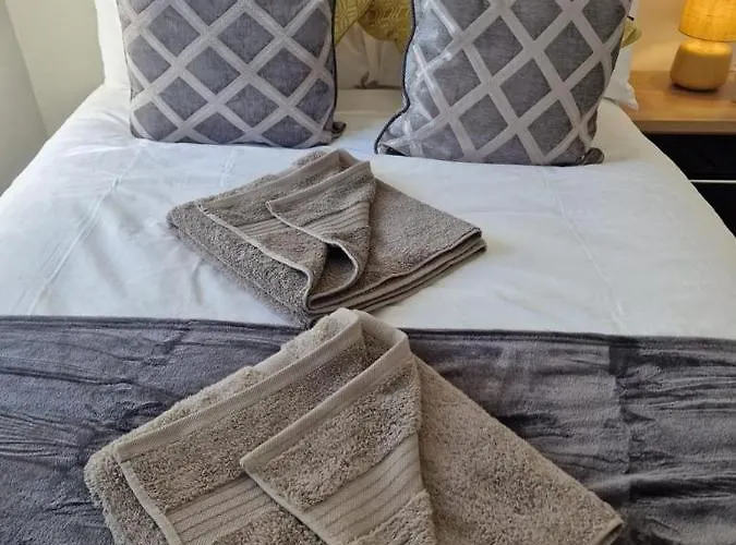 Cosy 3 Bedroom House In Beeston, Leeds, Ls11 7jp 利兹