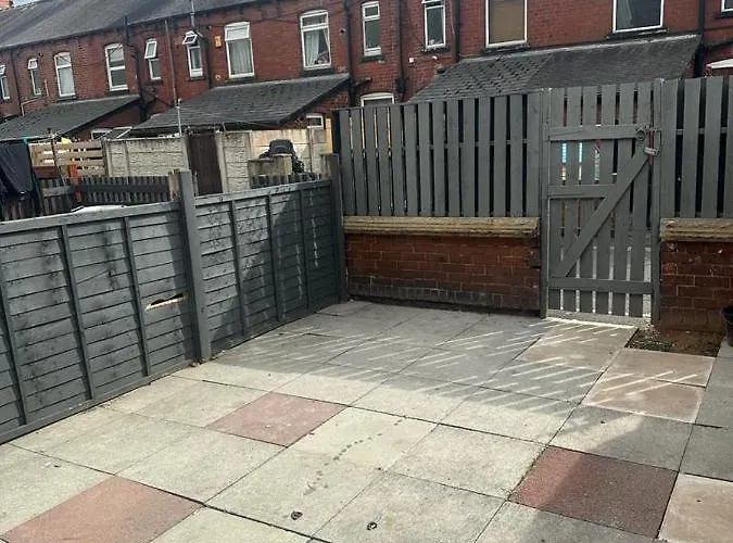 Cosy 3 Bedroom House In Beeston, Leeds, Ls11 7jp 利兹
