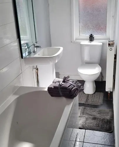 Cosy 3 Bedroom House In Beeston, Leeds, Ls11 7jp Holiday home